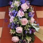 blomsteropsats med blå og lyserøde blomster