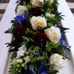 begravelse i Nr. Lyndelse kiste pyntet med blå og hvide blomster