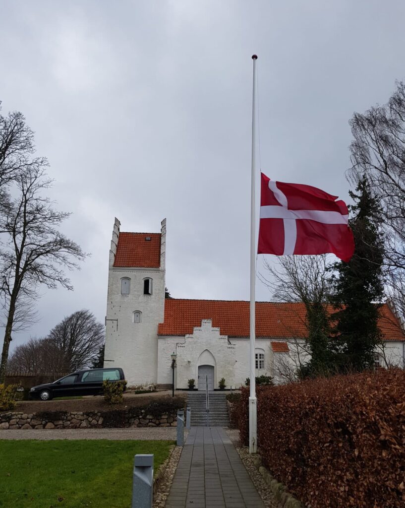 Flag på halv ved bisættelse i Tommerup Kirke