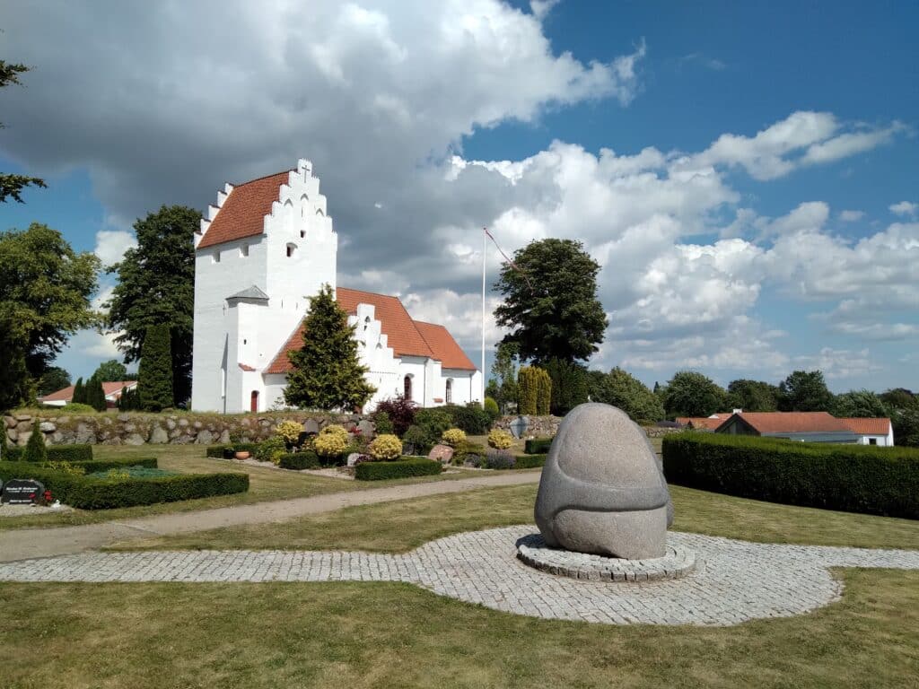 bedemand Bellinge Kirke med urnegravplads monument