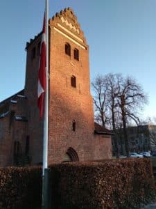 Dalum Kirke Odense S med flag på halv ved bisættelse