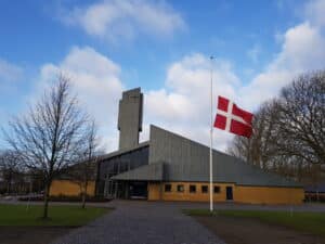 Dyrup Kirke Odense SV med flag på halv ved en bisættelse