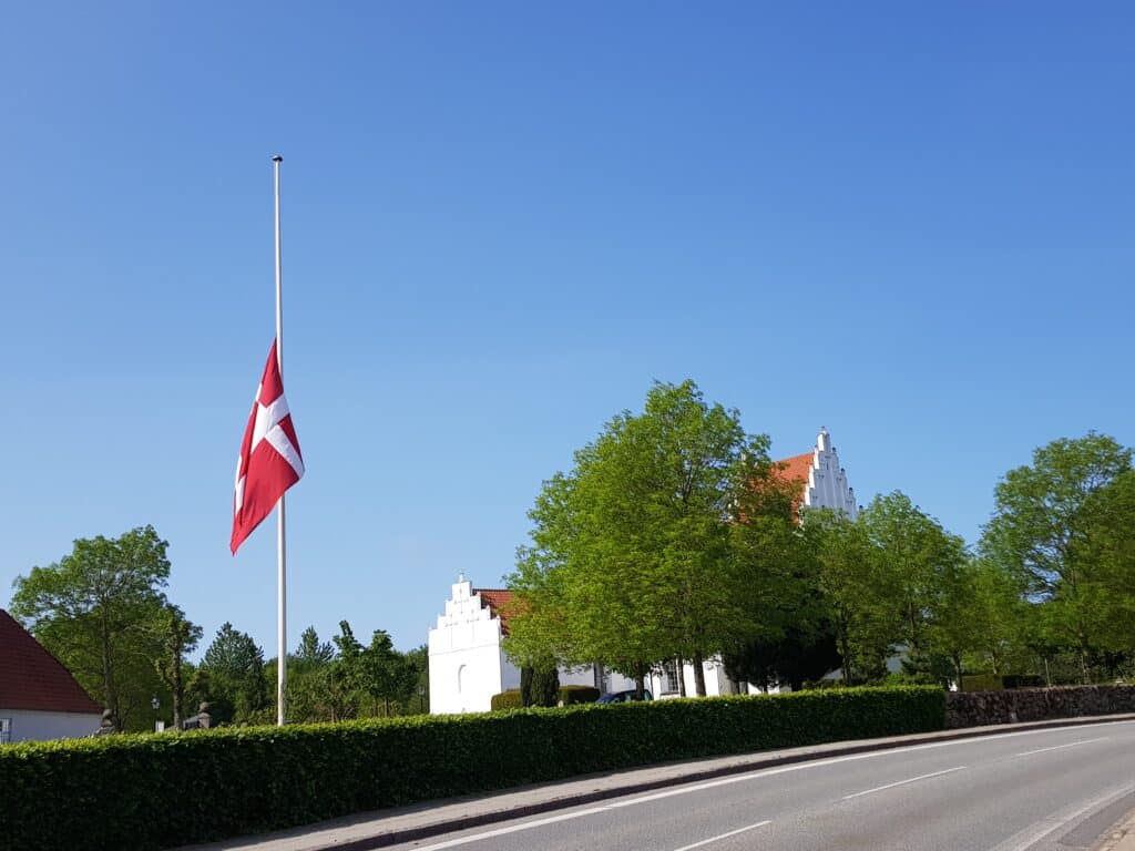 Haarby Kirke med flaget på halv