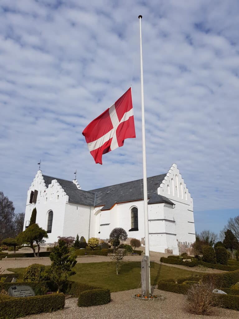 Flag på halv ved bisættelse fra Verninge Kirke