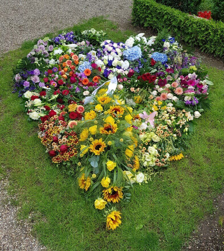 En opgave som bedemand er oplægning af blomsterne på graven