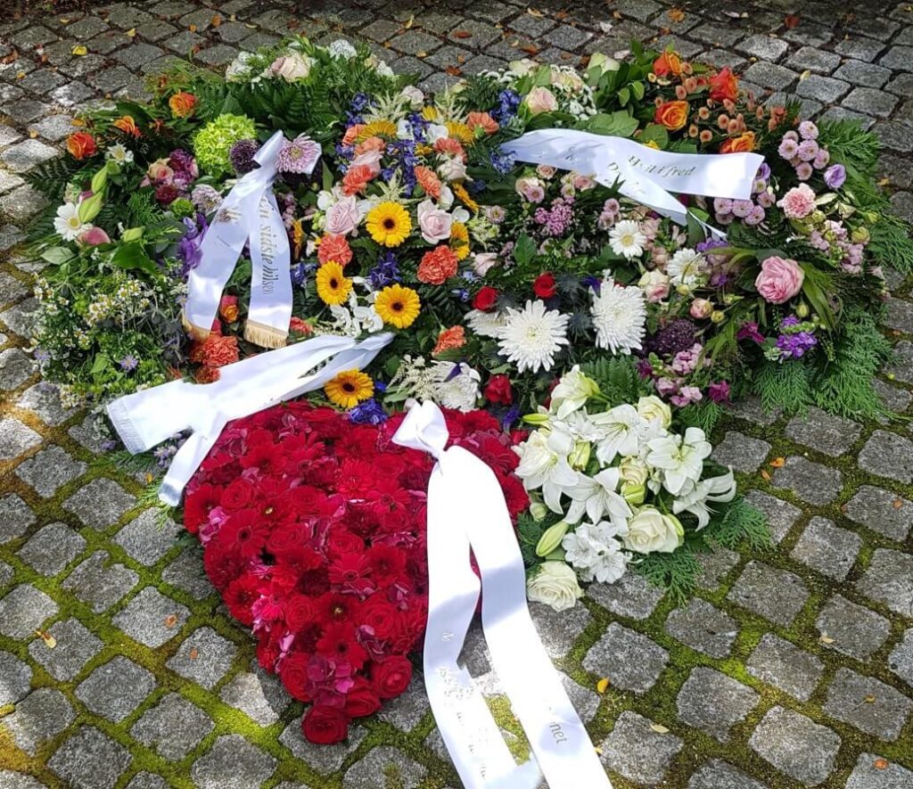 Blomster lagt på begravelsespladser af lokale bedemænd