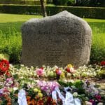 Gravsted med blomster lagt op af bedemand Joan Holst Nielsen