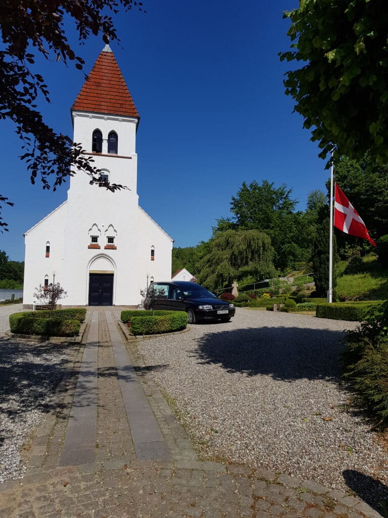 Broholm kirke i Tommerup på en smuk dag for en bisættelse