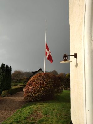 Begravelse Sønderby v Assens flag på halvt