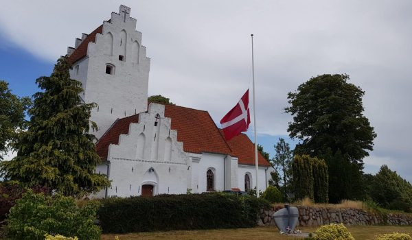 Bellinge Kirke med flaget på halv ved bisættelse