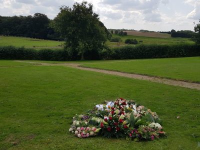 Blomster lagt på gravsted Bellinge kirkegård