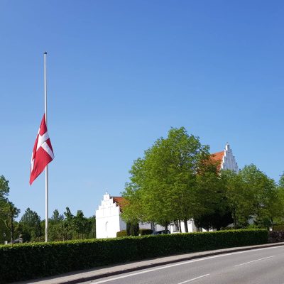 Haarby Kirke med flaget på halv