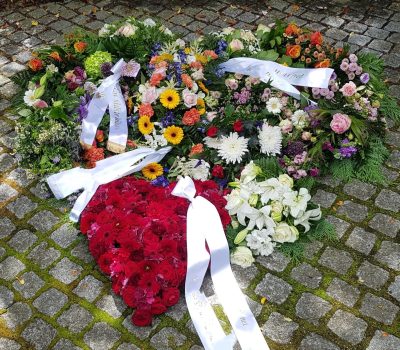 Blomster fra bisættelse  lagt på kirkegården
