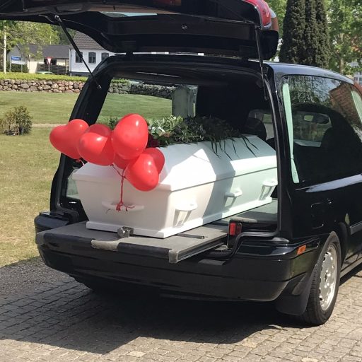 Bedemand i Haarby har kiste med balloner i rustvogn eftter bisættelse