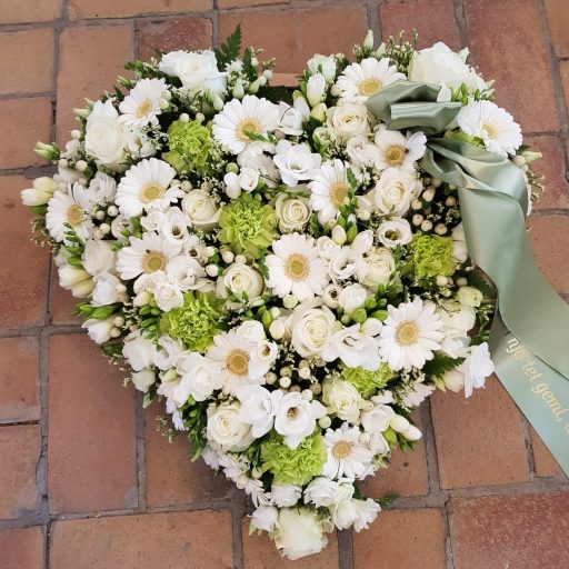 Hjerte af grønne og hvide blomster lagt af bedemand i Bellinge