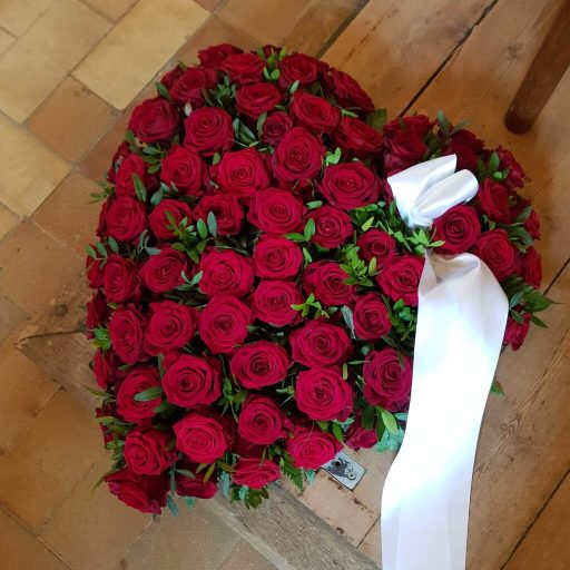 Hjerte af røde roser lagt op af bedemand Tommerup