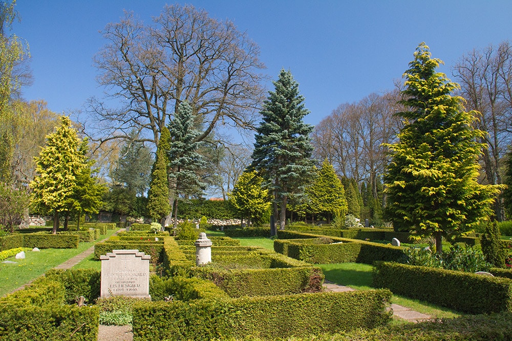 kirkegård med hække og træer for miljøbevidst begravelse
