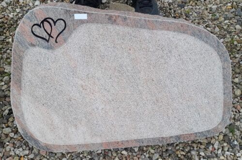 Gravsten rødmeleret granit blank kant med to hjerter