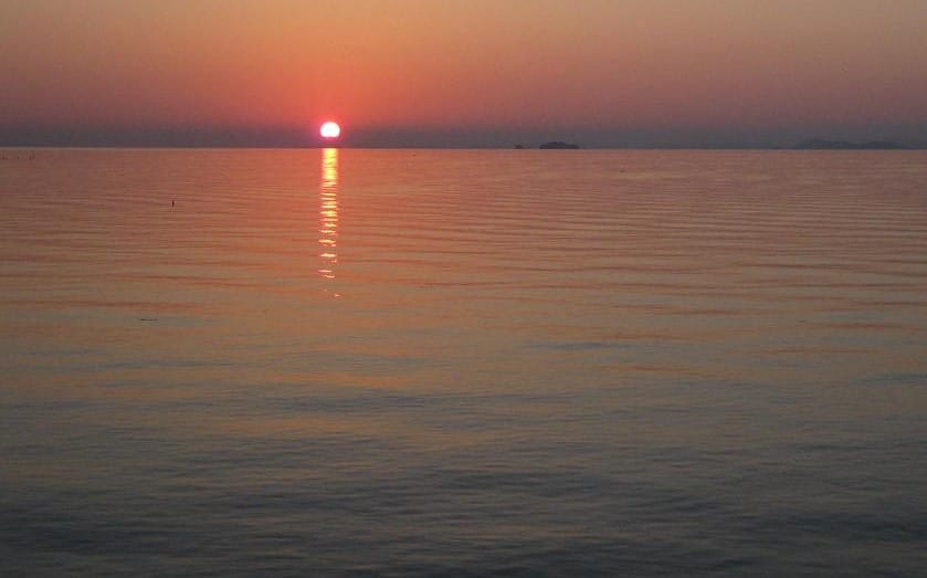 solnedgang over havet som ved askespredning